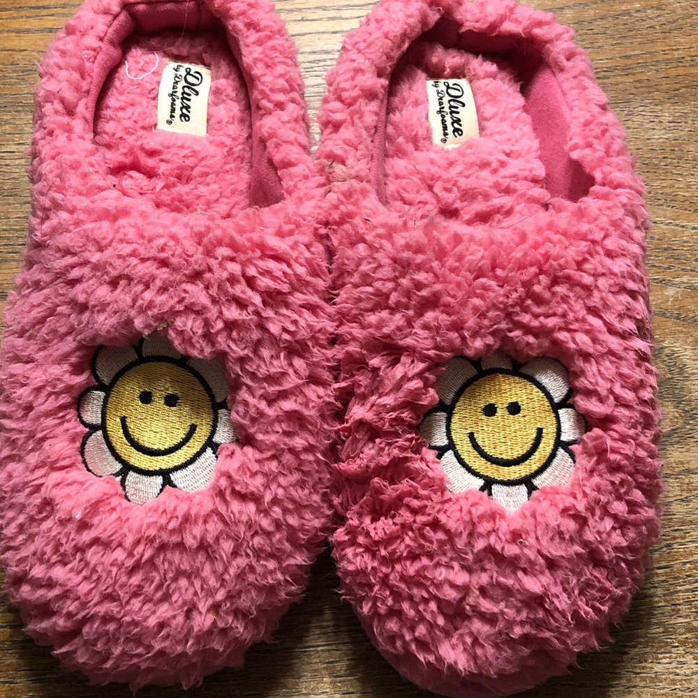 Deluxe Pink Plush Women's Slippers with Smiley Flower Patch